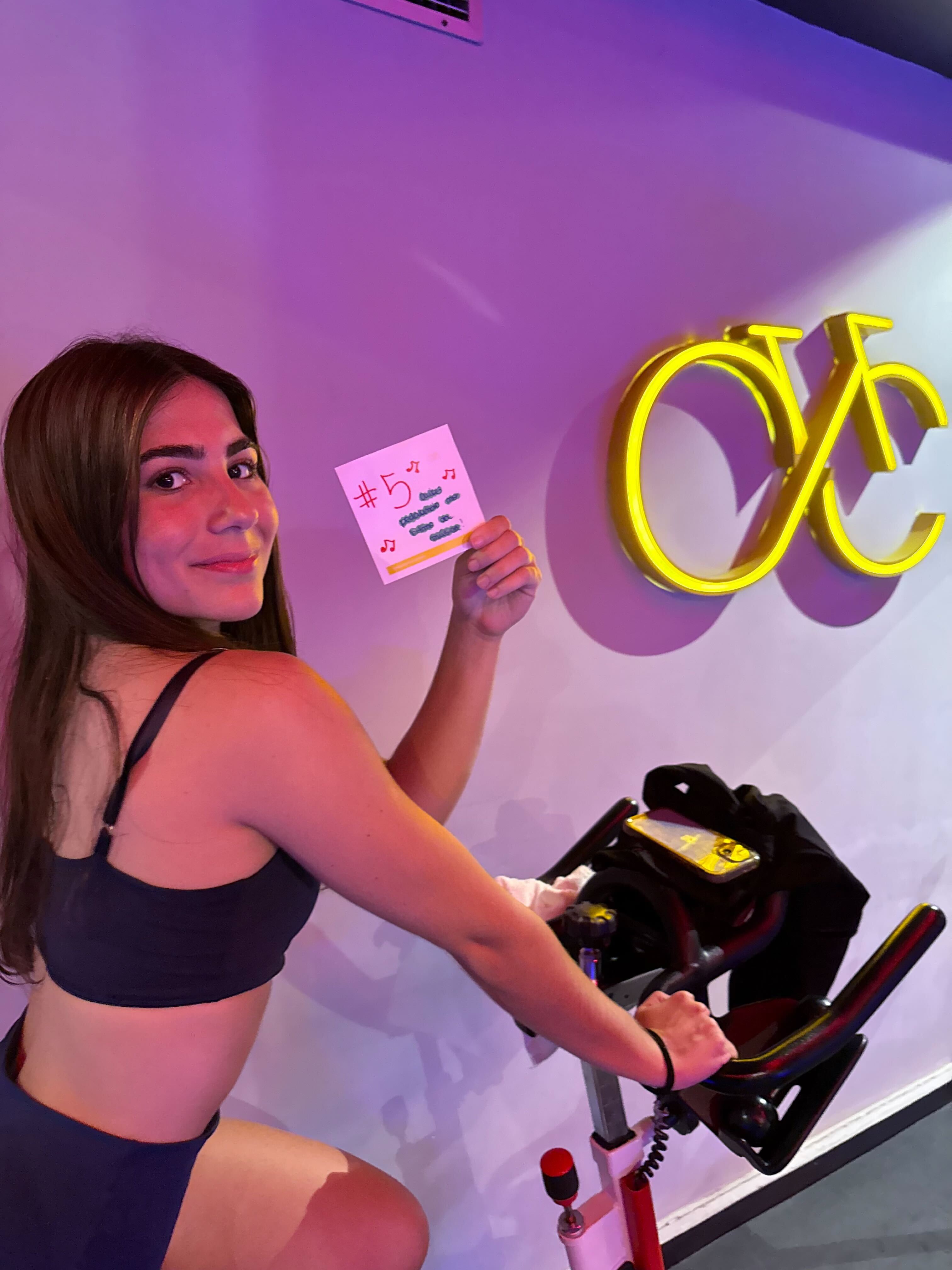 Maria na bicicleta de spinning na Velocity
